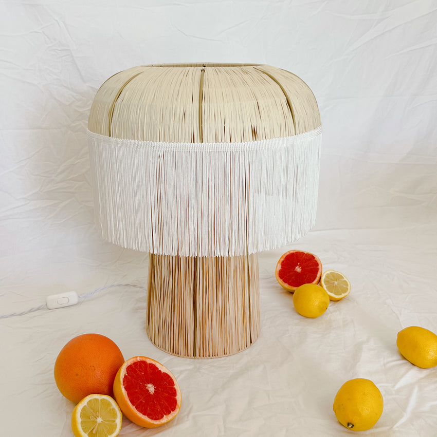 Lampe à poser tissée en raphia Coco