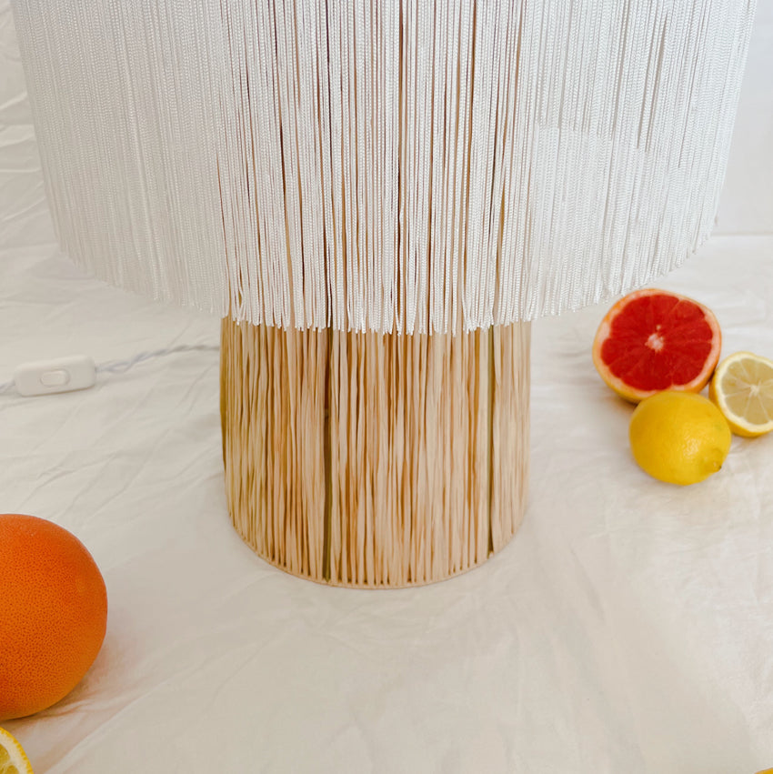 Lampe à poser tissée en raphia Coco