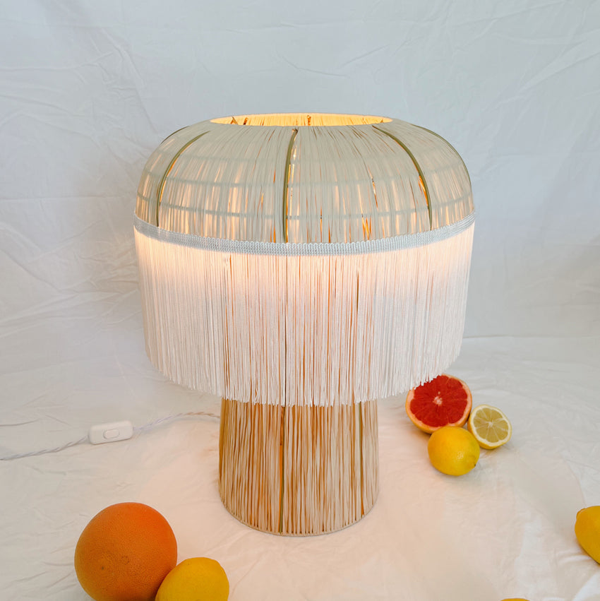 Lampe à poser tissée en raphia Coco