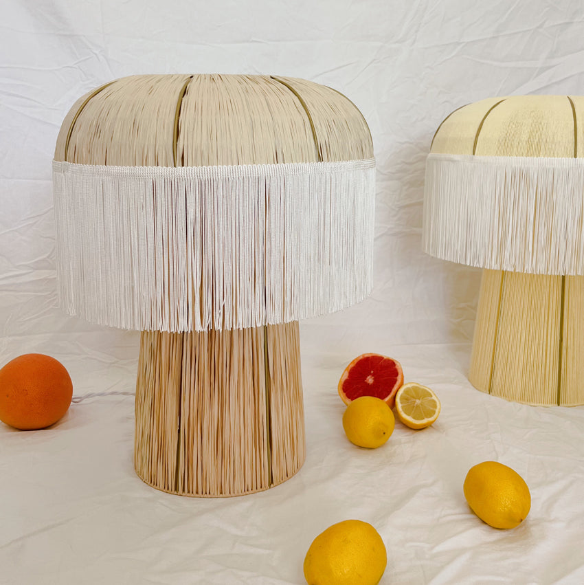 Lampe à poser tissée en raphia Coco