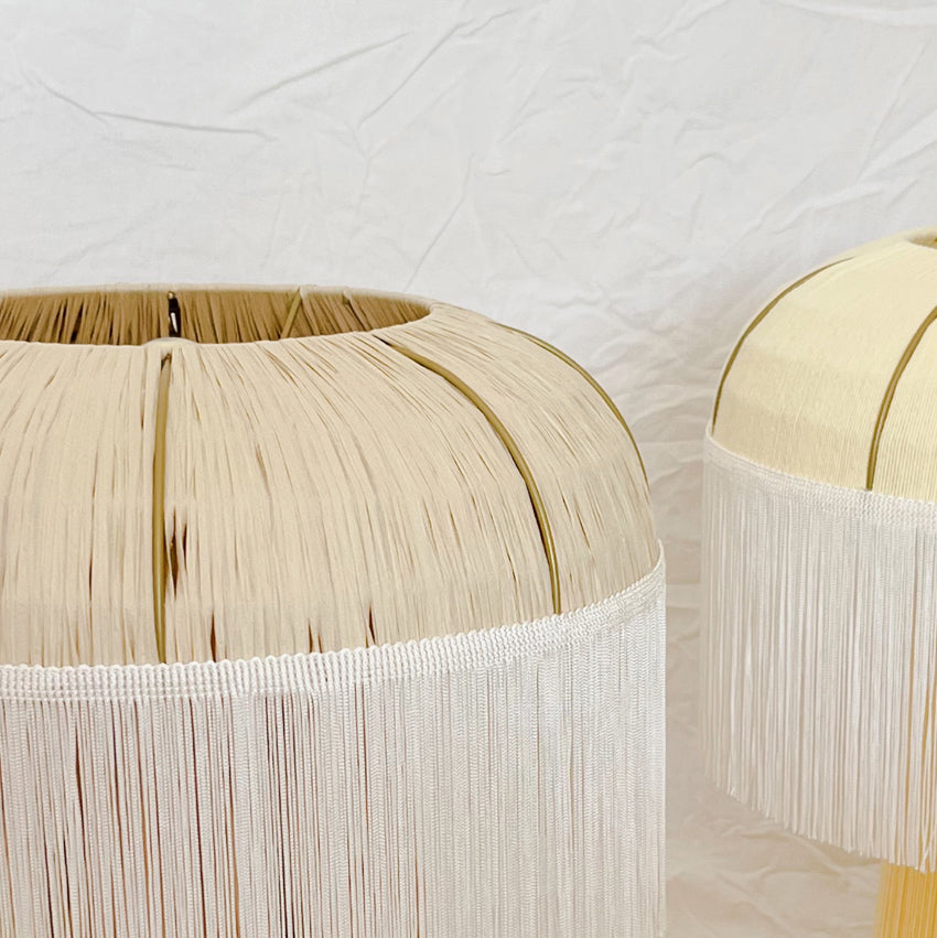 Lampe à poser tissée en raphia Coco