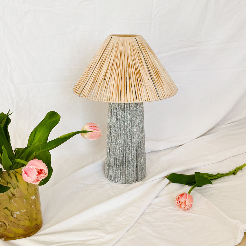 Lampe à poser tissée en raphia Jonie
