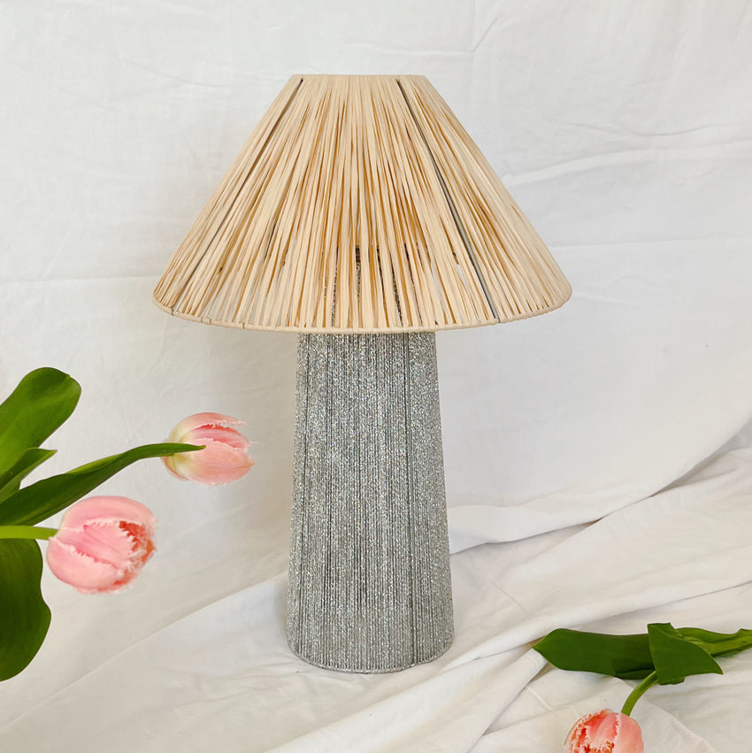 Lampe à poser tissée en raphia Jonie