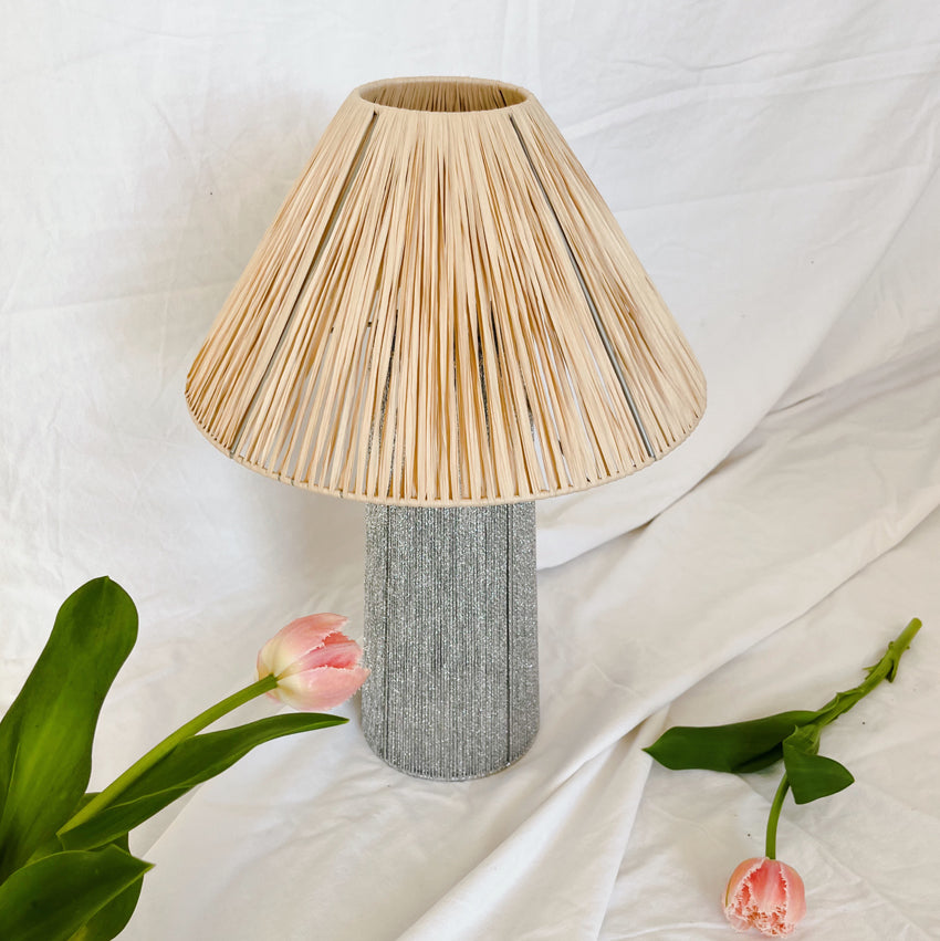 Lampe à poser tissée en raphia Jonie