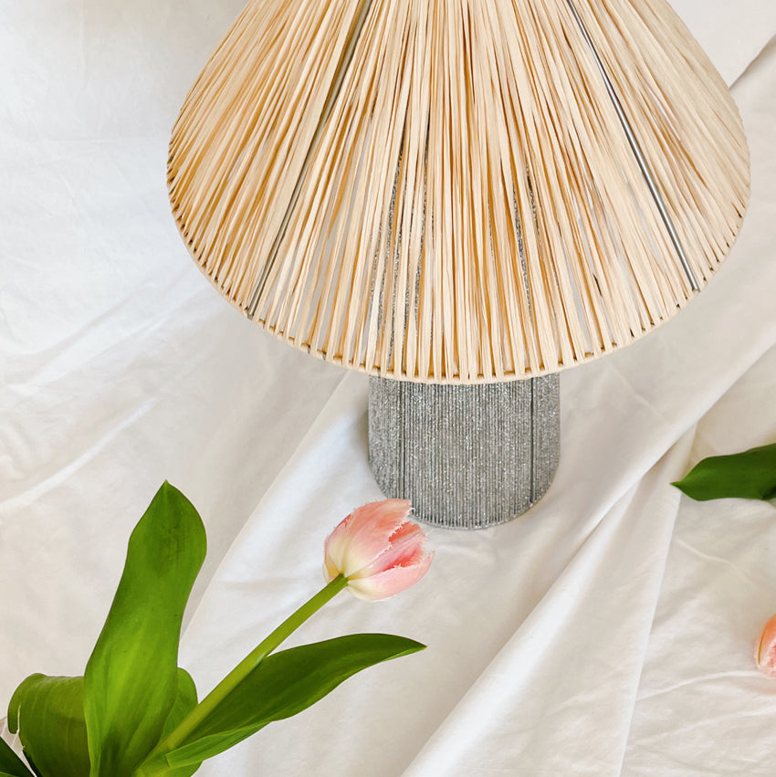 Lampe à poser tissée en raphia Jonie