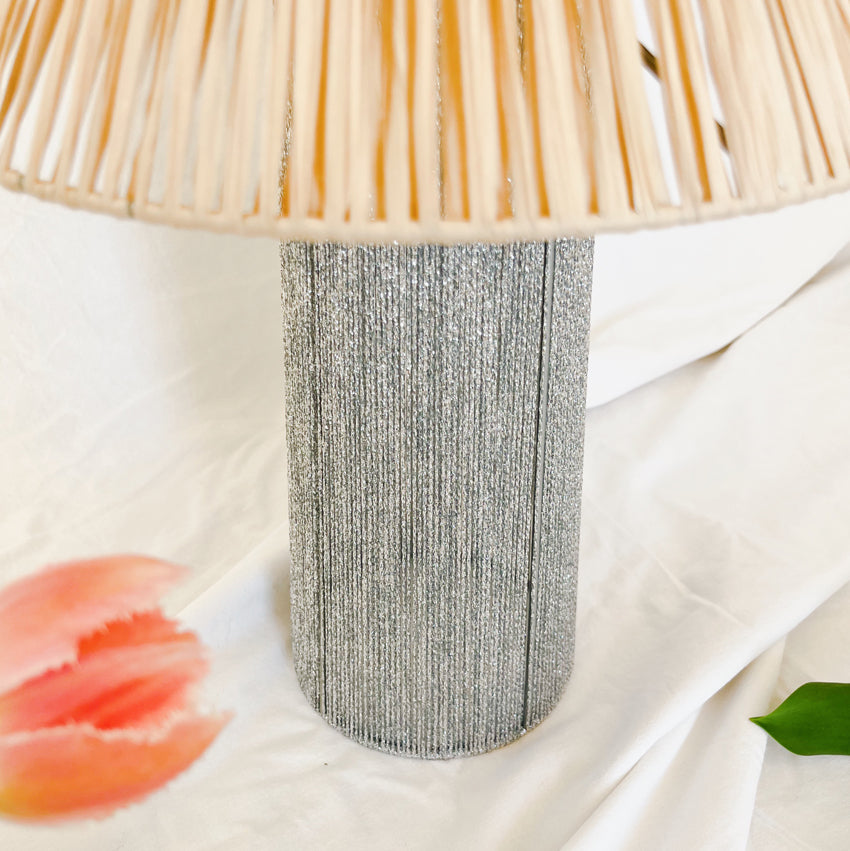 Lampe à poser tissée en raphia Jonie