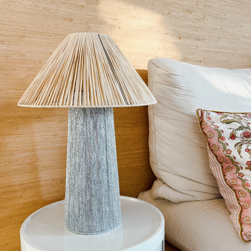 Lampe à poser tissée en raphia Jonie