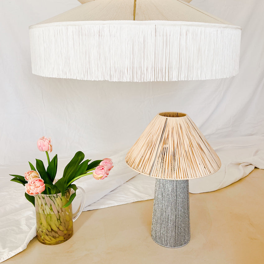 Lampe à poser tissée en raphia Jonie