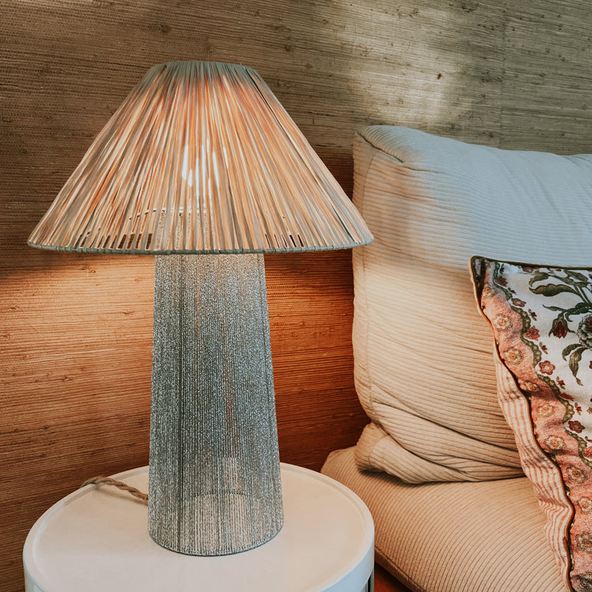 Lampe à poser tissée en raphia Jonie