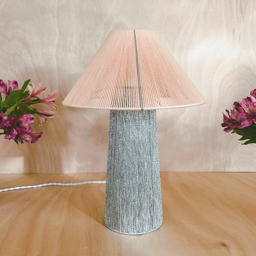 Lampe à poser tissée en coton Poerava