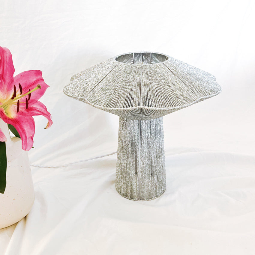 Lampe à poser tissée en fil métallisé argenté Céleste