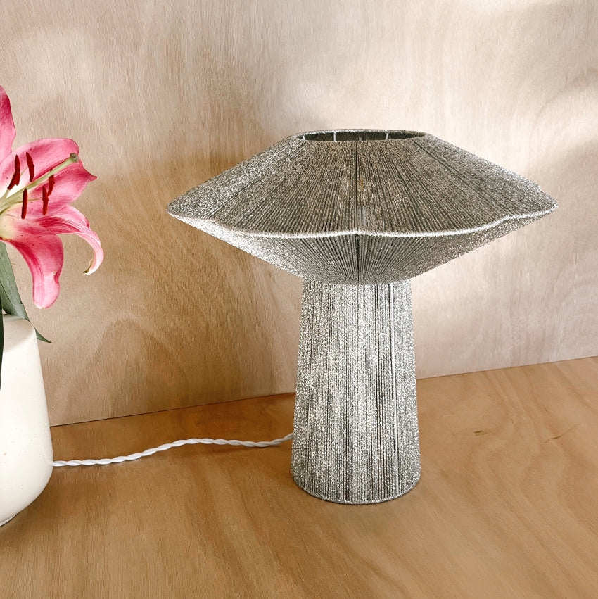 Lampe à poser tissée en fil métallisé argenté Céleste
