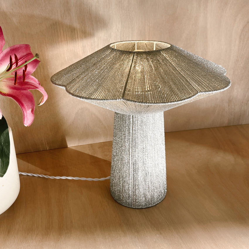 Lampe à poser tissée en fil métallisé argenté Céleste
