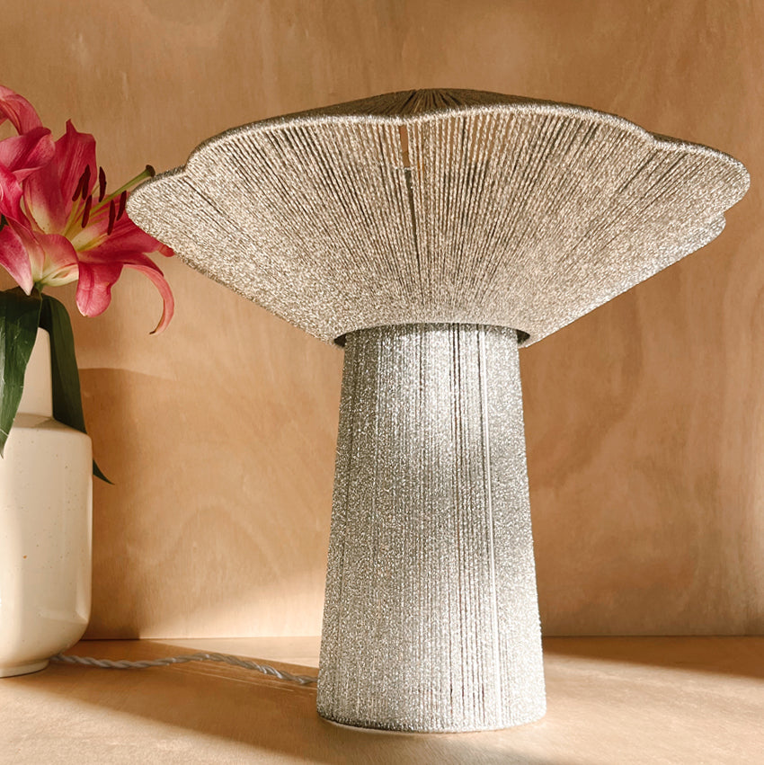 Lampe à poser tissée en fil métallisé argenté Céleste