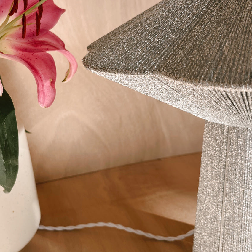 Lampe à poser tissée en fil métallisé argenté Céleste